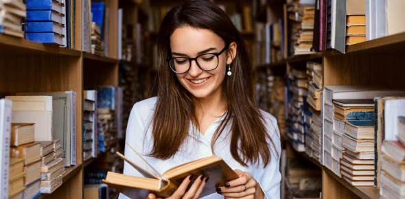 نقصها و فضایل اجتماعی را منعکس میکند