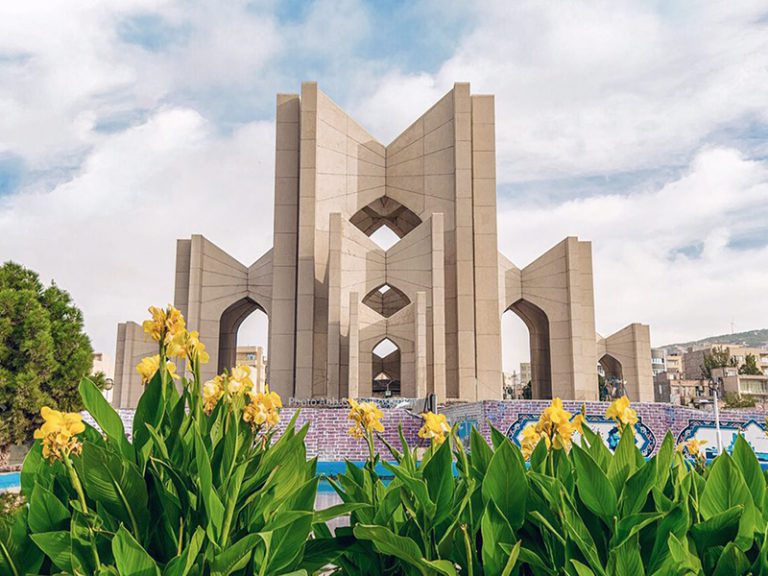 با وجود مخالفت قرآن با شعر اهریمنی، دوران اسلامی شاهد احیای تخیلات شاعرانه بود.