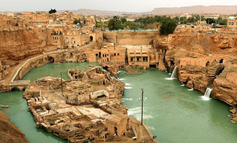 برجسته ترین شخصیت های ادبی این مرز و بوم را بیشتر شاعران و نویسندگانی تشکیل می دهند که آثارشان مایه مباهات اهوازی است.