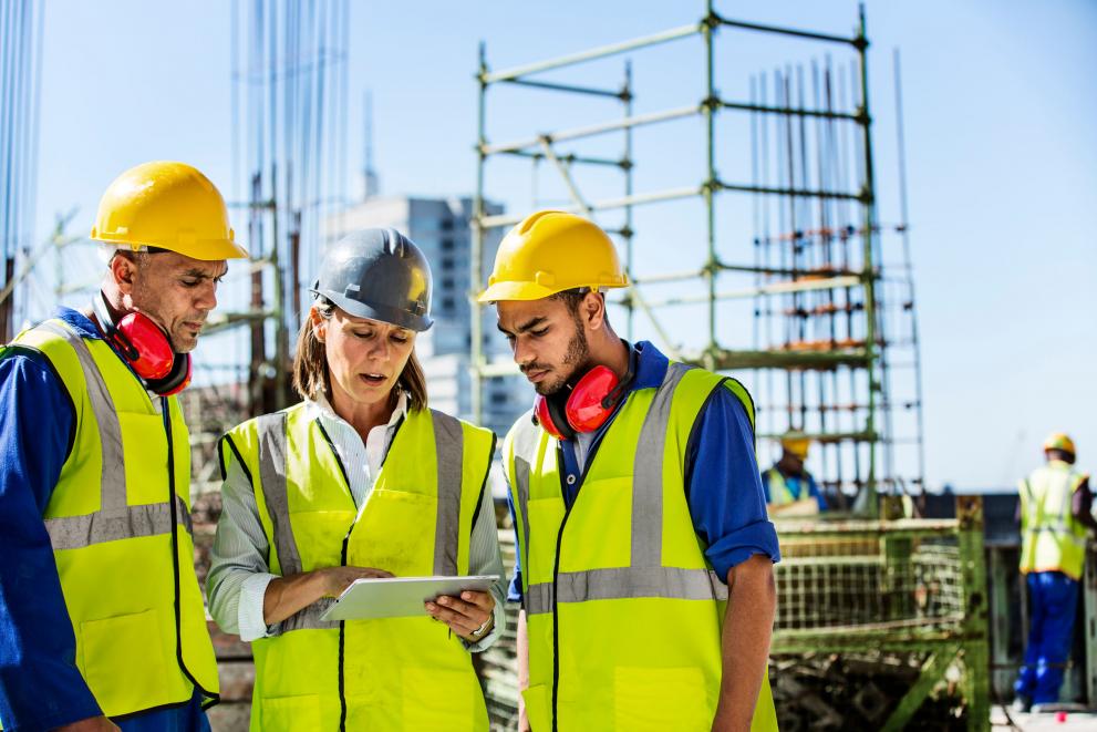 نظارت و اطمینان از رعایت قوانین ساختمانی، مقررات ایمنی، استانداردهای زیست محیطی و سایر الزامات قانونی