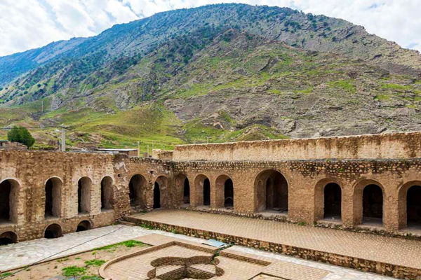 در جریان فتح اسلامی ایران، مردم کرد در مقابل نیروهای اسلامی مقاومت کردند